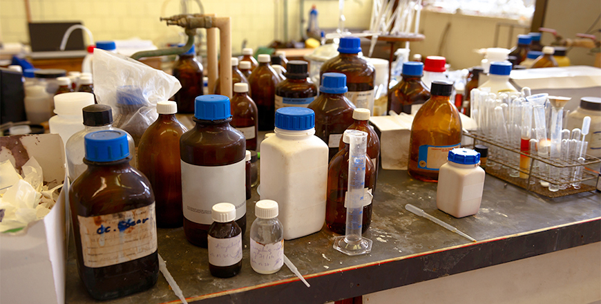 chemical-storage-cabinets-for-lab-environments